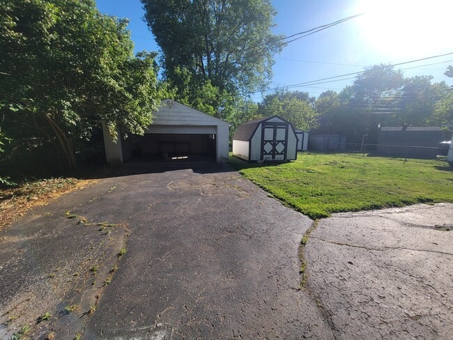 Building Photo - 872 Tearose Dr