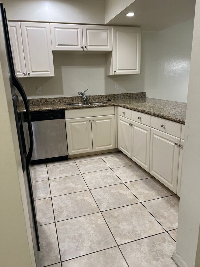 Building Photo - spacious townhouse.2 Bedrooms with 2-1/2 bathrooms