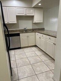 Building Photo - spacious townhouse.2 Bedrooms with 2-1/2 bathrooms