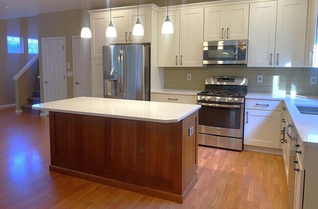 Building Photo - Beautiful Sherwood Home backs to Greenspac...