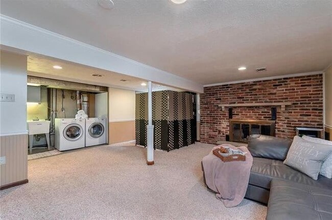 Building Photo - 151 Pilgrim Dr