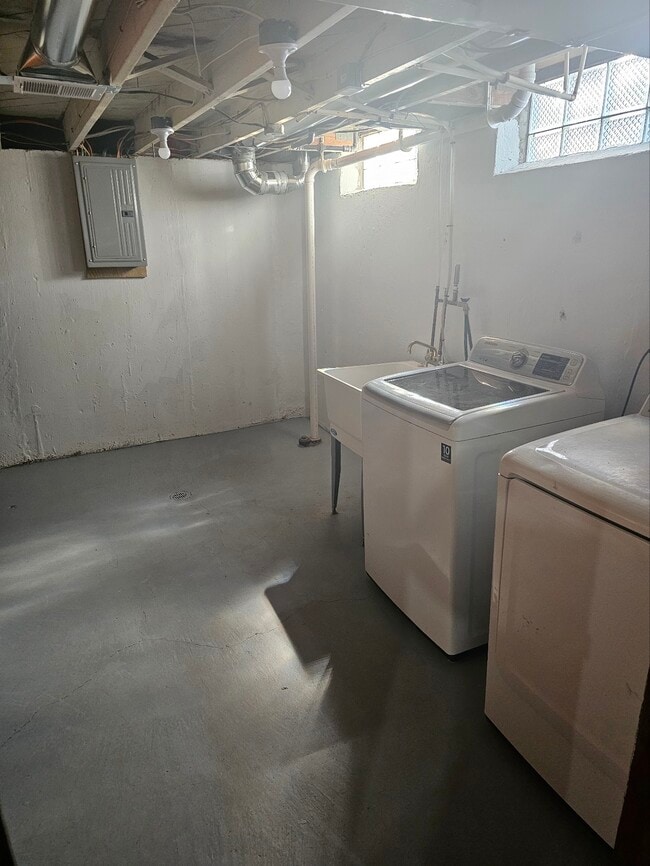 Building Photo - 26539 Clarita St