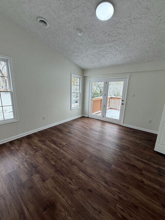 Building Photo - Freshly Renovated Home in Convenient Location!