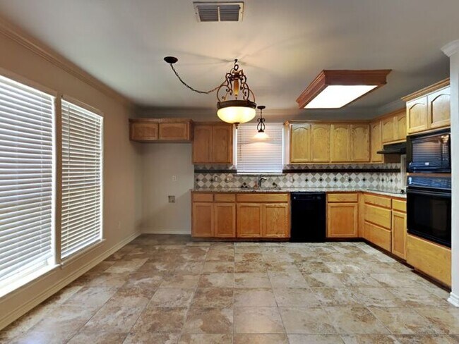Building Photo - No Application Fees* $500 off first month....