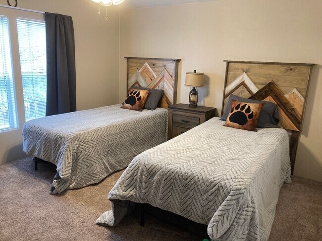 Building Photo - 3239 Pine Needle Dr