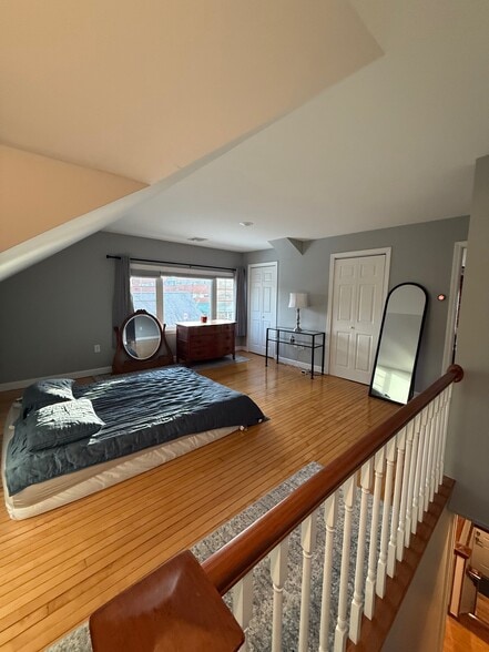 Building Photo - 264 Main St