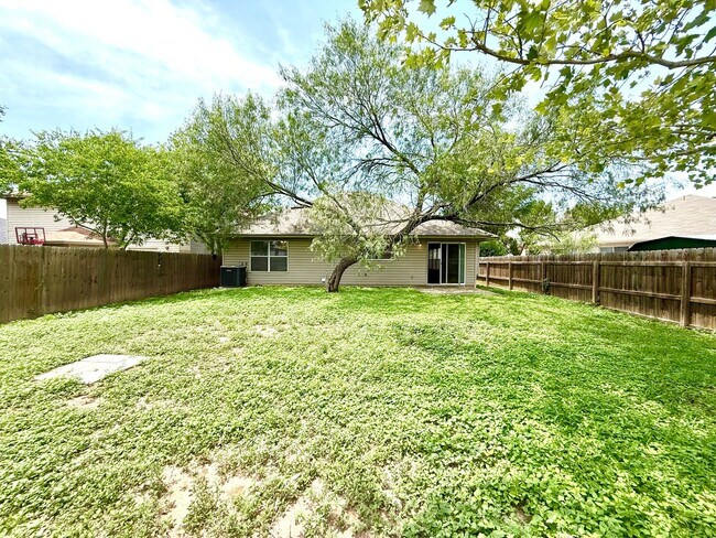 Building Photo - AVAILABLE NOW! 3 Bedroom 2 Bath Home Ready...