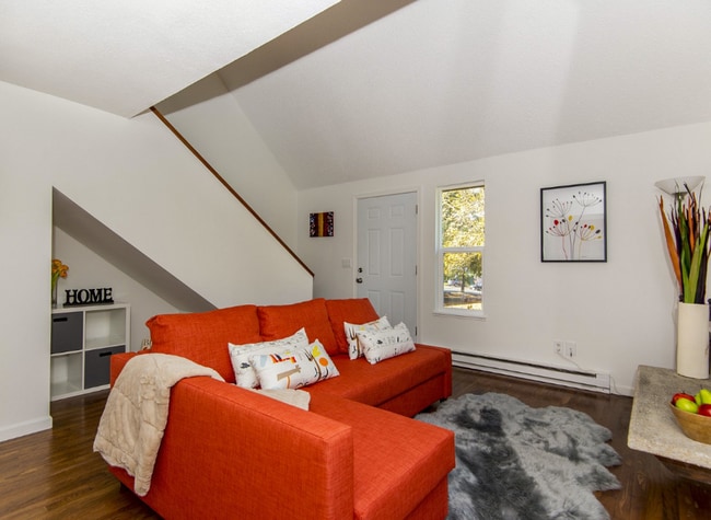 Building Photo - Townhouse style condo in Beaverton!
