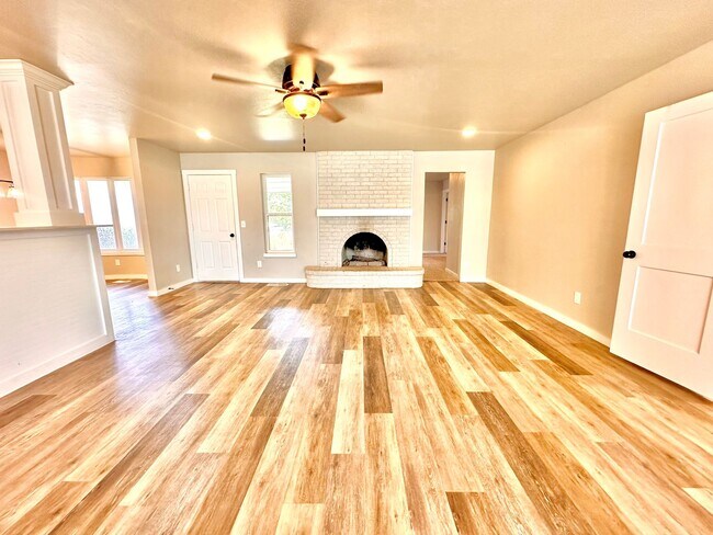 Building Photo - 4 Bed Spacious Midwest city House
