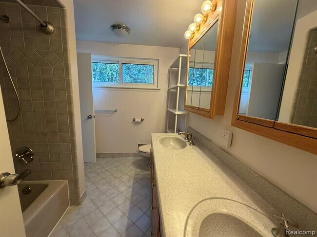 Building Photo - 3245 Parker Dr