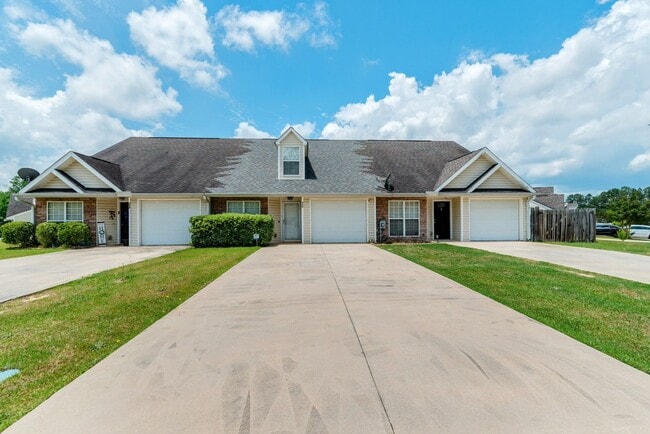 Building Photo - $1750 - Updated 3 bed/3 bath house conveniently located near Doctor's Hospital!