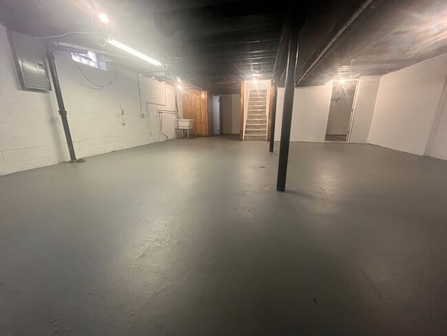 Building Photo - 8586 Helen St