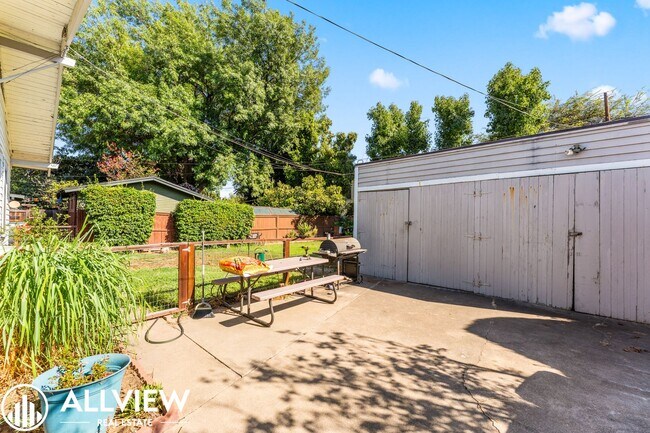 Building Photo - 528-530 E Van Bibber Ave