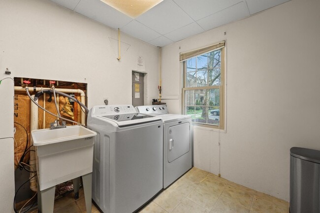 Building Photo - 8852 Thomas Lea Terrace