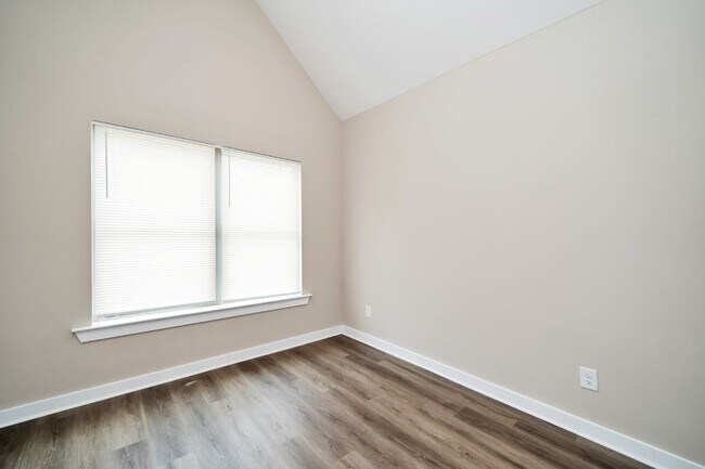 Building Photo - Move-In Special! Pay only ½ of your first ...
