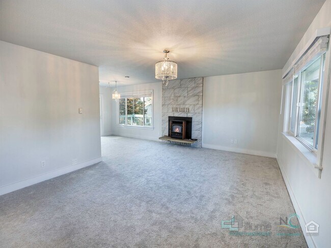 Building Photo - Spacious Single Family Home in Seaside!!!