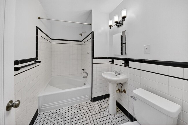 Building Photo - Newly Renovated 5BR/2BA Rowhome