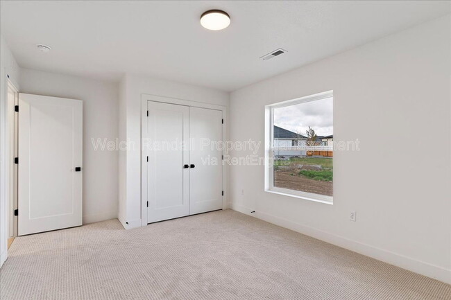 Building Photo - 837 E 3rd N