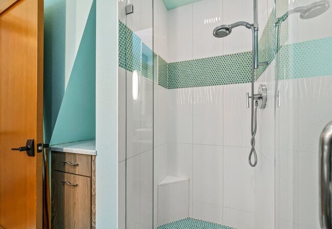 Building Photo - 2+ Bed 2.5 Bath East Madison Townhouse