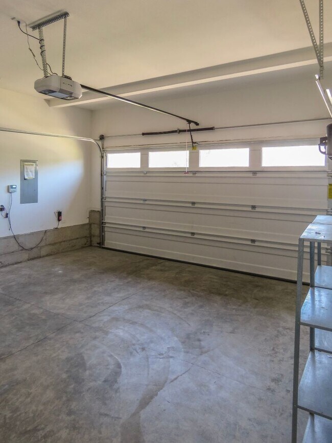 Building Photo - 5 Bedroom 3 Bathroom home available in New...