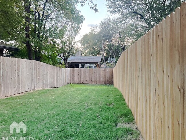 Building Photo - 1603 Rutland Dr