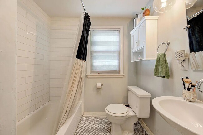 Building Photo - 3801 NW 25th St