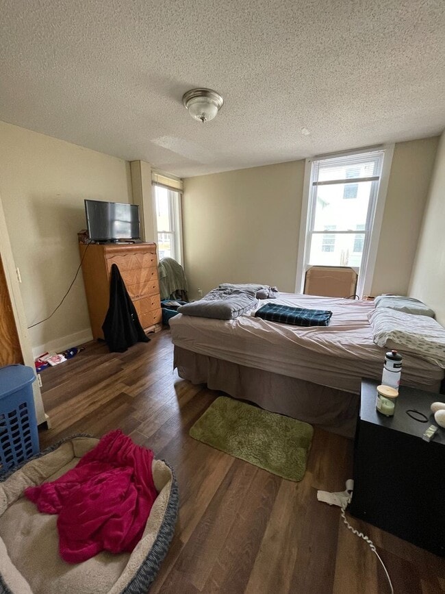 Building Photo - Spacious Three Bedroom Near Campus