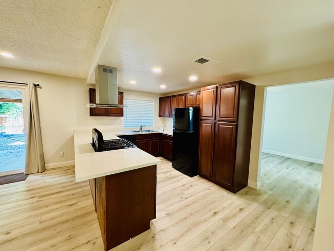 Building Photo - Beautifully Remodeled 3-Bedroom Home in Prime Los Banos Location!