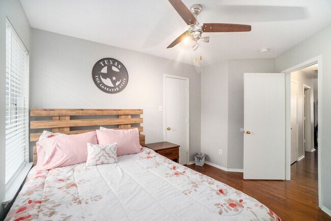 Building Photo - Beautifully Crafted 3-2-2 in Fort Worth!