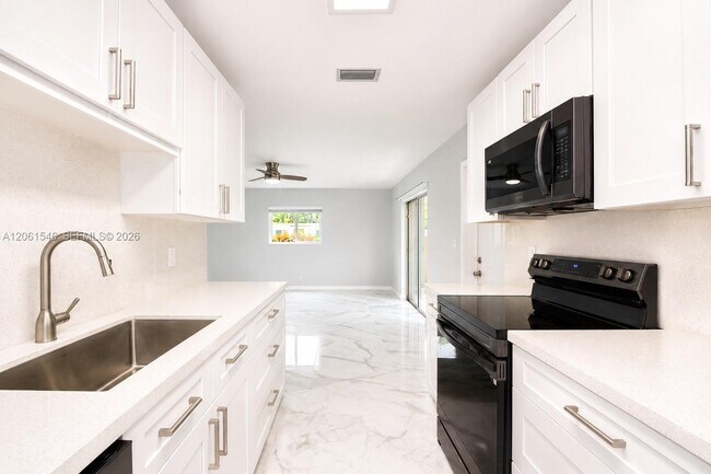 Building Photo - 2611 SW 13th Ave
