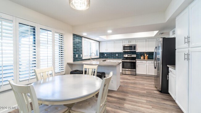 Building Photo - 1460 N La Rosa Dr