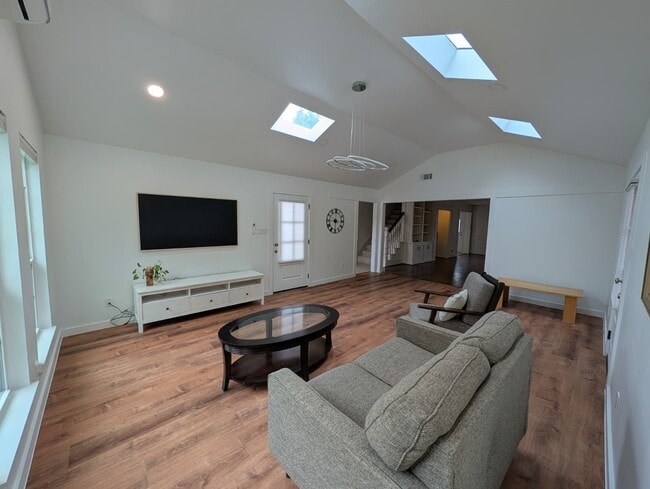 Building Photo - 11807 Highgrove Dr