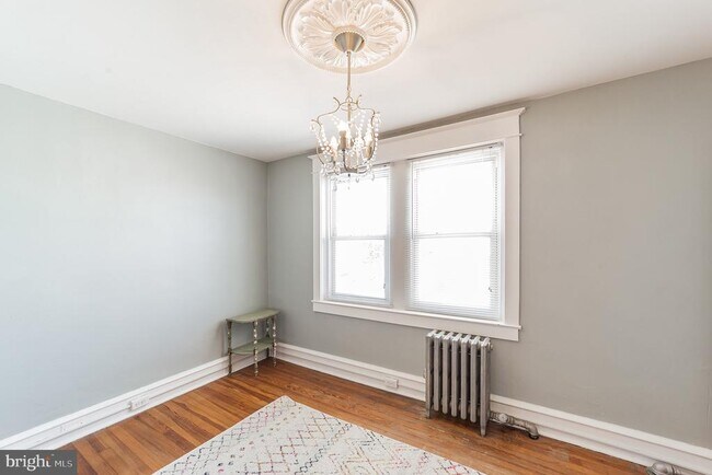 Building Photo - 207 W 11th Ave