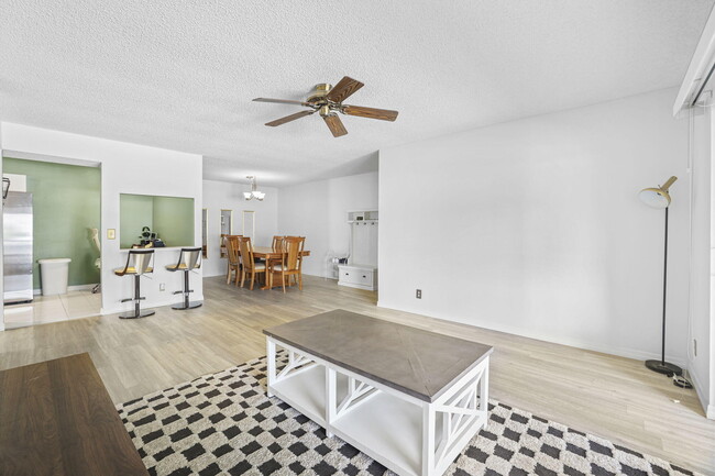 Building Photo - 2025 SW Silver Pine Way