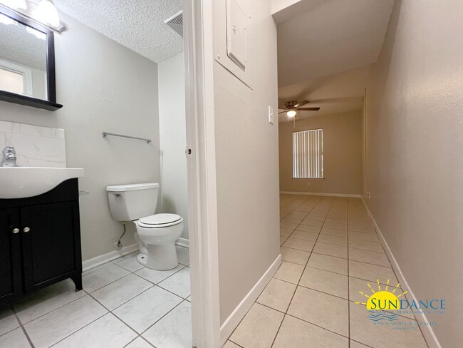 Building Photo - Quaint 2 Bedroom Townhouse in Fort Walton Beach!