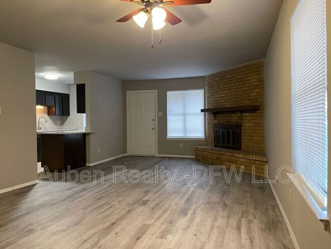 Building Photo - 921 W Rochelle Rd