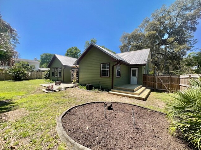 Building Photo - 1212 Bayshore Dr