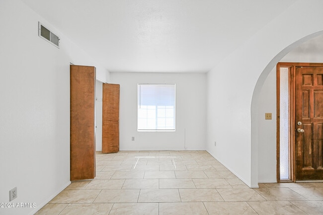 Building Photo - 2412 W Temple St