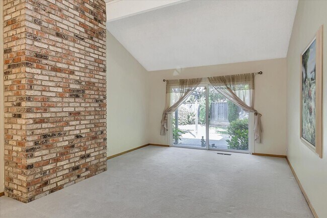 Building Photo - Great Location! Great Schools! Month to Mo...