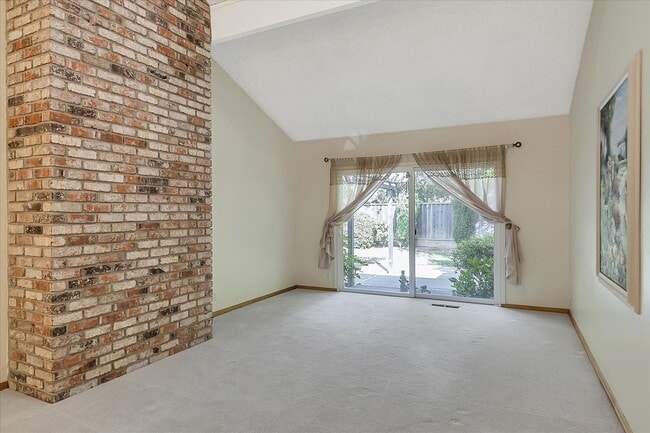 Building Photo - Great Location! Great Schools! Month to Month Only!