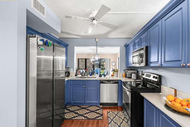Building Photo - 5687 Fairway Park Dr
