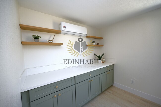 Building Photo - 1584 N Carruth Ave