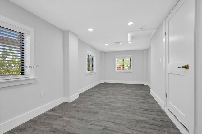 Building Photo - 1566 NE 174th St