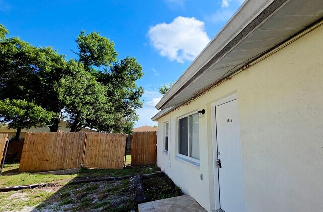 Building Photo - 2/1 Home in suberb location, pet friendly!