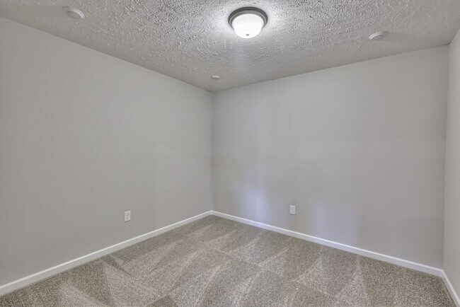Building Photo - 1/2 OFF First Month!!...Beautiful 3 Bedroom Townhome in Manchester!