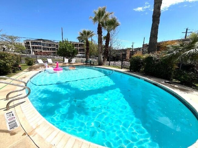 Building Photo - 3304 Red River St