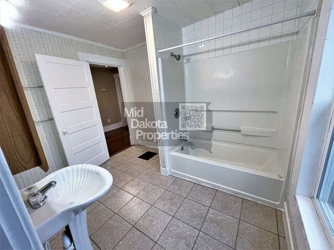 Building Photo - 700 S Wisconsin- 3 bedroom house