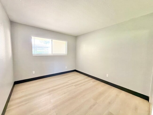 Building Photo - AVAILABLE NOW!! GORGEOUS 1 Bedroom 1 Bathroom - First Floor Condo in Palm Springs!!