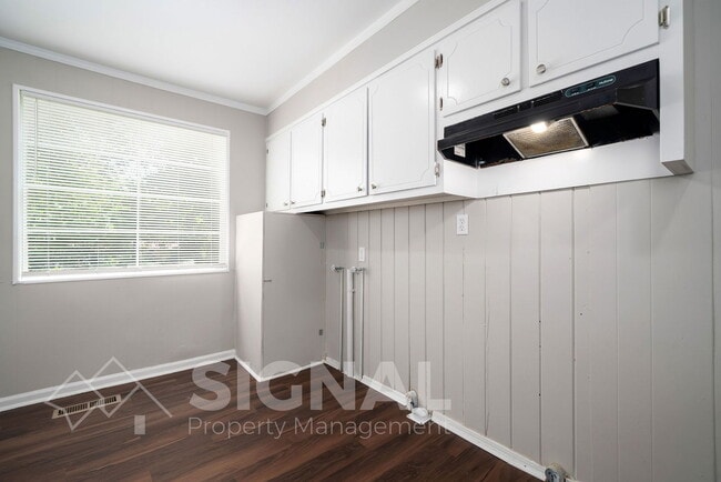 Building Photo - 3038 Highland Dr