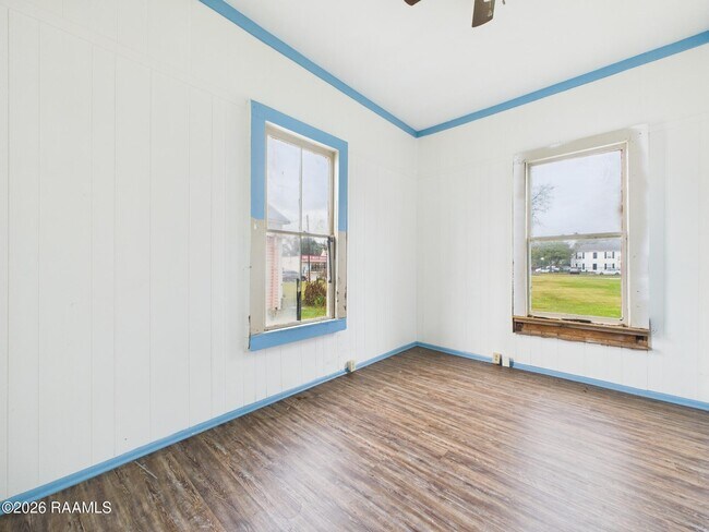 Building Photo - 405 E Convent St